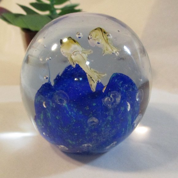 Vintage Two Fish Blue Wave and Bubbles in Round Art Glass Paperweight - Picture 3 of 7